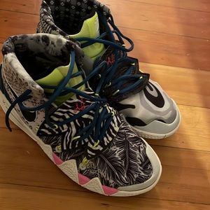 Kyrie 5 “What The Neon” basketball shoes